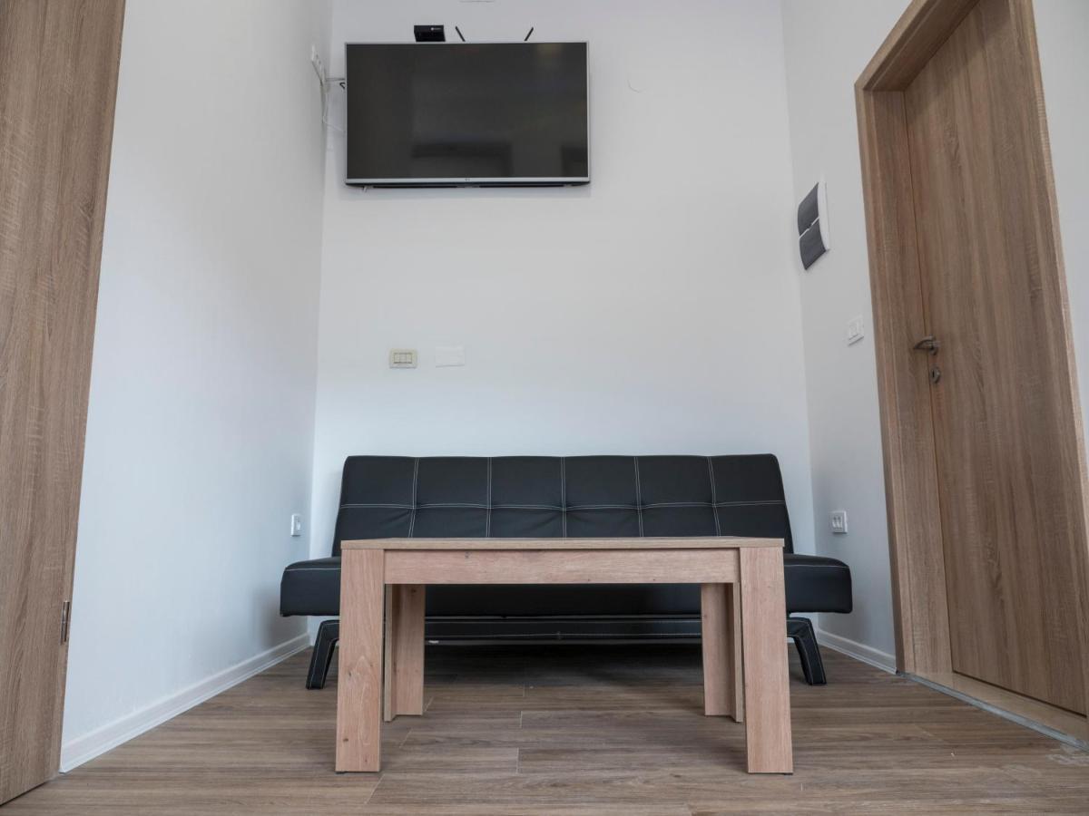 Apartments Aura Deskle Bagian luar foto