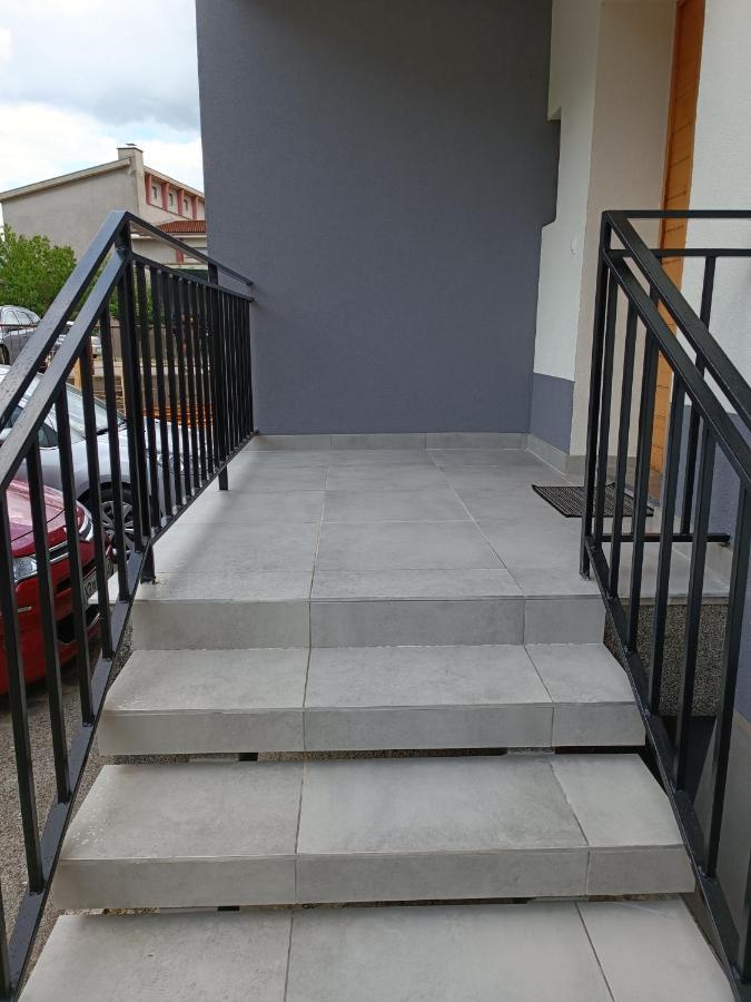 Apartments Aura Deskle Bagian luar foto